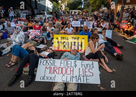 Sydney, NSW, Australia 31 gennaio 2020: Centinaia di attivisti del clima si trovano di fronte a News Corp Australia che chiama i murdoch press liers. Foto Stock