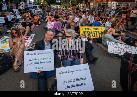 Sydney, NSW, Australia 31 gennaio 2020: Centinaia di attivisti del clima si trovano di fronte a News Corp Australia che chiama i murdoch press liers. Foto Stock