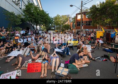 Sydney, NSW, Australia 31 gennaio 2020: Centinaia di attivisti del clima si trovano di fronte a News Corp Australia che chiama i murdoch press liers. Foto Stock