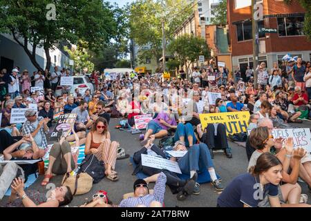 Sydney, NSW, Australia 31 gennaio 2020: Centinaia di attivisti del clima si trovano di fronte a News Corp Australia che chiama i murdoch press liers. Foto Stock