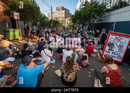 Sydney, NSW, Australia 31 gennaio 2020: Centinaia di attivisti del clima si trovano di fronte a News Corp Australia che chiama i murdoch press liers. Foto Stock