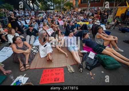 Sydney, NSW, Australia 31 gennaio 2020: Centinaia di attivisti del clima si trovano di fronte a News Corp Australia che chiama i murdoch press liers. Foto Stock