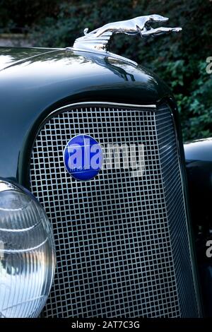 Logo Lincoln su una Lincoln V12 le Baron Coupe 1935 Foto Stock