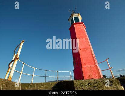 Faro di guardia l'ingresso al porto di Watchet sulla Somerset Jurassic Coast UK Foto Stock