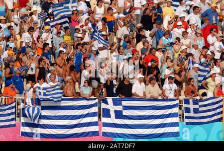 20040822 Giochi Olimpici Atene Grecia [Giorno Delle Finali Di Rowing-Sun] Lago Di Schinias. Sostenitori greci con le loro bandiere Photo Peter Spurrier e-mail images@intersport-images.com Foto Stock