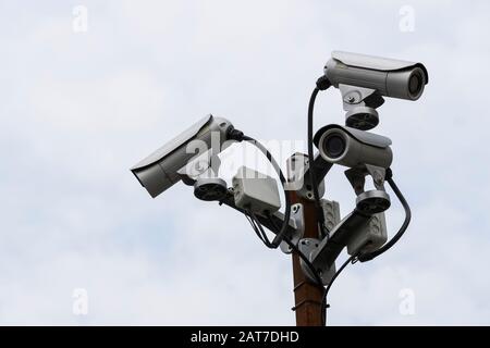 Un gruppo di telecamere di sorveglianza su sfondo cielo. Foto Stock