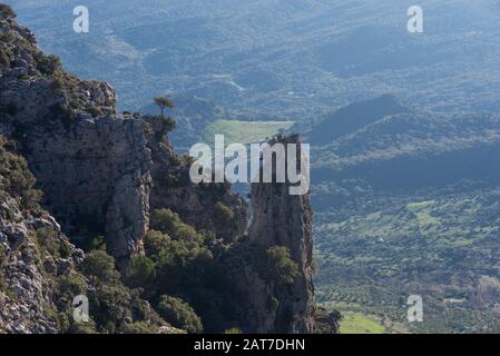 Montagna rocciosa pointy con avvoltoi che volano in una verde valle del sud della Spagna... Foto Stock