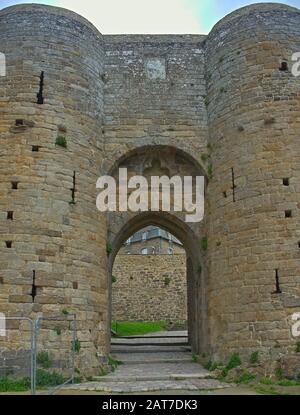 Grandi torri rotonde in pietra e porta alla fortezza Dinan, Francia Foto Stock