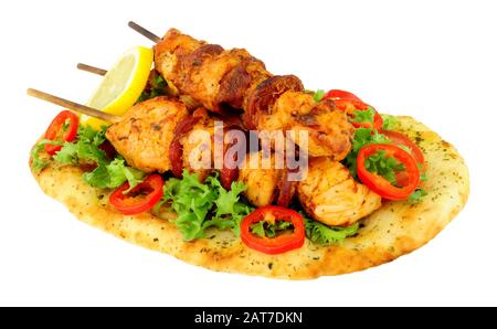 Pollo e chorizo kebab con insalata su un pane naan isolato su uno sfondo bianco Foto Stock