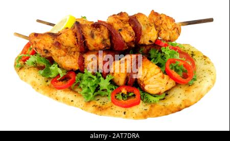 Pollo e chorizo kebab con insalata su un pane naan isolato su uno sfondo bianco Foto Stock