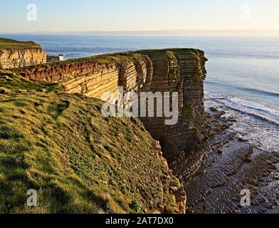 I resti slim del forte della collina dell'età del ferro di Nash Point sulla Costa del Patrimonio di Glamorgan che è lentamente eroso dall'azione dell'onda - Galles del Sud UK Foto Stock