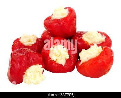 Peperoncini rossi ripieni di formaggio cremoso, isolati su sfondo bianco Foto Stock