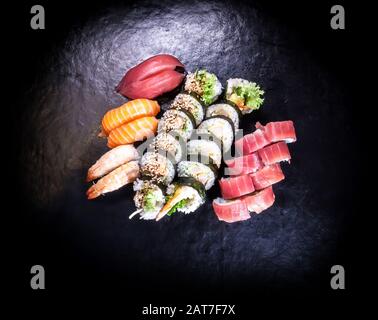 Grande set di sushi diversi da chiudere su uno sfondo vintage scuro. Foto Stock