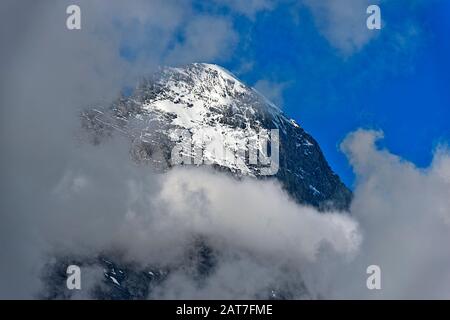 Cima del Monte Eiger tra le nuvole, Grindelwald, Oberland Bernese, Svizzera Foto Stock