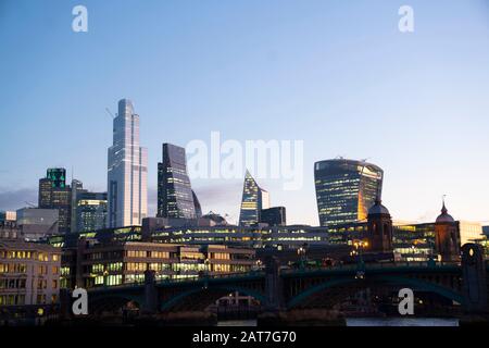 Generale mattina presto vista dello skyline di Londra preso dalla riva sud, mostrando 20 Fenchurch Street (noto anche come Walkie Talkie), e grattacieli nel quartiere finanziario della città.PA foto. Data Di Emissione: Venerdì 31 Gennaio 2020. Il credito fotografico dovrebbe leggere: Giles Anderson/PA Wire Foto Stock