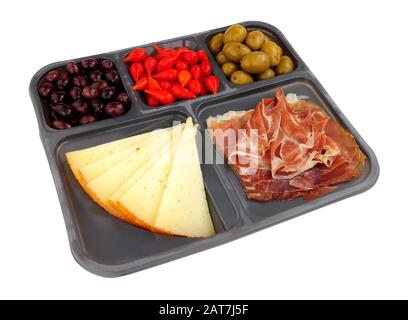 Vassoio di selezione di antipasti italiani con olive da groppa, pomodori dolci, carni infuse affumicate e all'aglio e formaggio piccante isolato su sfondo bianco Foto Stock