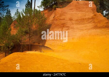 Scogliere ocra nei pressi di Roussillon, Departement Vaucluse, Provence-Alpes-Cote d`Azur regione, Francia Foto Stock