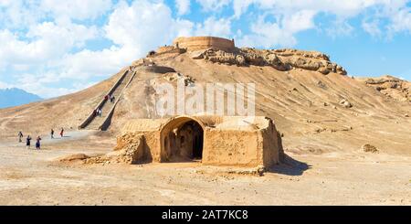 Rovine di edifici rituali di fronte alla torre zoroastriana di silenzio, Yazd, Iran Foto Stock