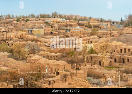 Rovine, torri e mura della Cittadella di Rayen, il più Grande edificio adobe del mondo, Kerman Provincia, Iran Foto Stock