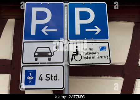 Segnaletica per auto elettriche e disabili, Baviera, Germania Foto Stock