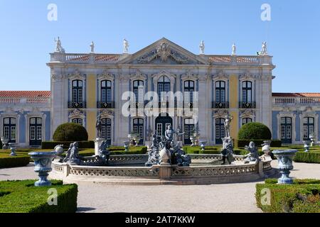 Palacio Nacional de Queluz con fontana e giardino barocco, Queluz, Portogallo Foto Stock