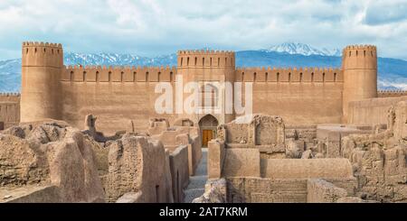 Rovine, torri e mura della Cittadella di Rayen, il più Grande edificio adobe del mondo, Kerman Provincia, Iran Foto Stock