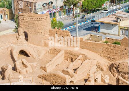 Narin Qal'eh bastioni e la città, Meybod, provincia Yazd, Iran Foto Stock