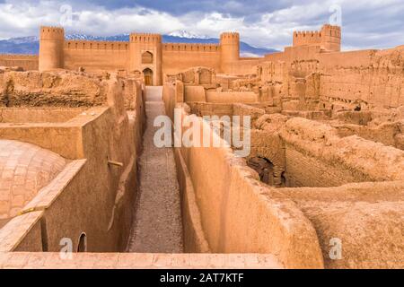 Rovine, torri e mura della Cittadella di Rayen, il più Grande edificio adobe del mondo, Kerman Provincia, Iran Foto Stock