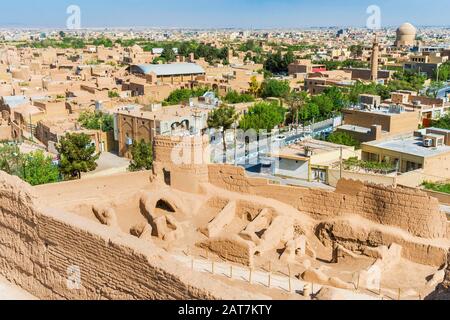 Narin Qal'eh bastioni e la città, Meybod, provincia Yazd, Iran Foto Stock