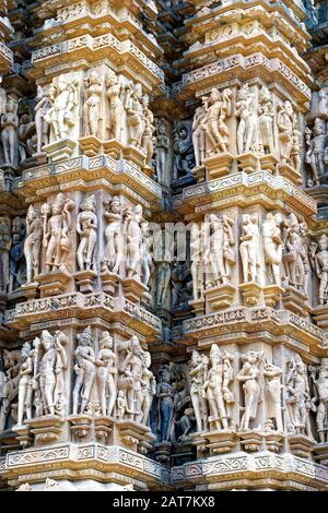 Sculture sulle pareti del Tempio di Kandariya Mahadeva noto come il Grande Dio della Grotta, Khajuraho Gruppo di monumenti, stato di Madhya Pradesh, India Foto Stock