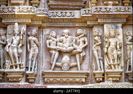 Sculture sulle pareti del Tempio di Kandariya Mahadeva noto come il Grande Dio della Grotta, Khajuraho Gruppo di monumenti, stato di Madhya Pradesh, India Foto Stock