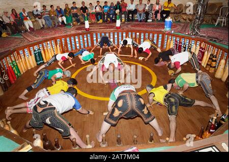 Koshti, tradizionale corso di formazione rituale per i guerrieri nello Yazd Zourkhaneh conosciuto come palestra o Casa Della Forza, Yazd, Iran Foto Stock