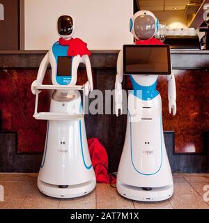 Due robot di servizio catering in un ristorante cinese, Germania Foto Stock