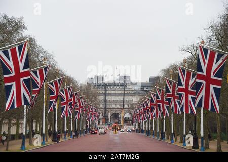 Le bandiere dell'Unione fiancheggiano il Mall che porta all'Admiralty Arch nel centro di Londra il giorno della Brexit. Foto PA. Data Immagine: Venerdì 31 Gennaio 2020. Photo credit dovrebbe leggere: Kirsty o'Connor/PA Wire Foto Stock