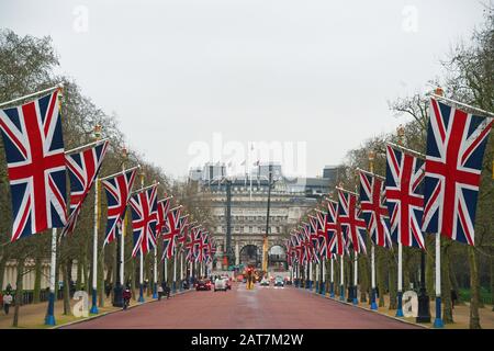 Le bandiere dell'Unione fiancheggiano il Mall che porta all'Admiralty Arch nel centro di Londra il giorno della Brexit. Foto PA. Data Immagine: Venerdì 31 Gennaio 2020. Photo credit dovrebbe leggere: Kirsty o'Connor/PA Wire Foto Stock