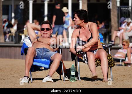 Benidorm, Provincia di Alicante, Spagna. 31 gennaio 2020. I turisti britannici si rilassano al sole spagnolo sulla spiaggia e sul lungomare di Levante, prendendo il sole. Foto Stock