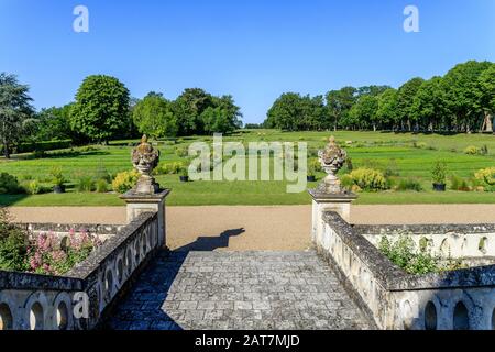 Francia, Indre, Berry, Valencay, Chateau de Valencay Parco e Giardini, scala alla prospettiva Grande in primavera // Francia, Indre (36), Berry, Foto Stock