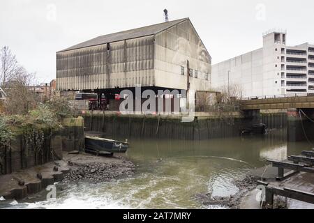 Un magazzino in disuso a Brentford Dock, Brentford, Hounslow, Middlesex, Regno Unito Foto Stock