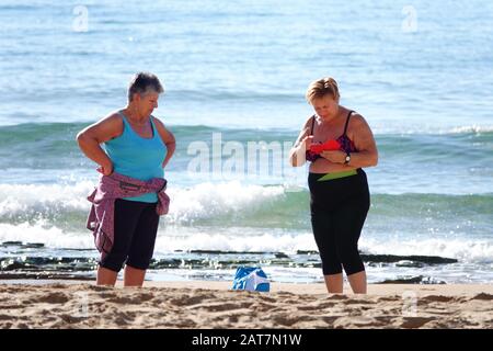 Benidorm, Provincia di Alicante, Spagna. 31 gennaio 2020. I turisti britannici si rilassano al sole spagnolo sulla spiaggia e sul lungomare di Levante, prendendo il sole. Foto Stock