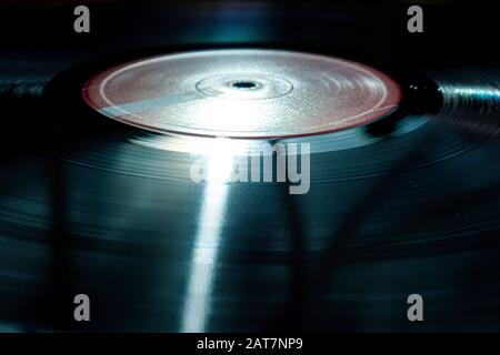 Primo piano di un disco in vinile su un giradischi Foto Stock