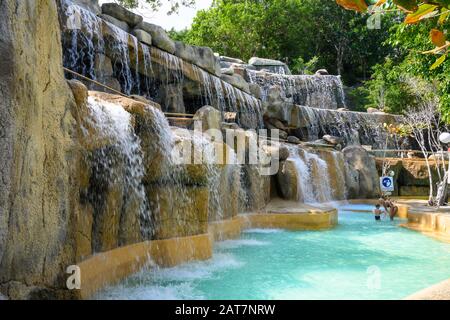 Cascata in una sorgente minerale i Resort Spa a Nha Trang in Vietnam. 13 Gennaio 2020 Foto Stock