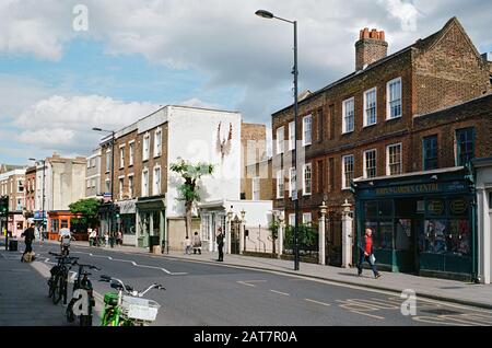 Pedoni ed edifici lungo Church Street, Stoke Newington, North London UK Foto Stock