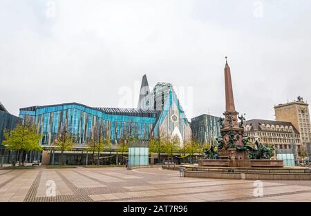 Lipsia, Germania - 28 ottobre 2019: Augusteum e Paulinum, edifici sulla Augustusplatz di Lipsia. Parti dell'Università di Lipsia. Fontana Mende Foto Stock