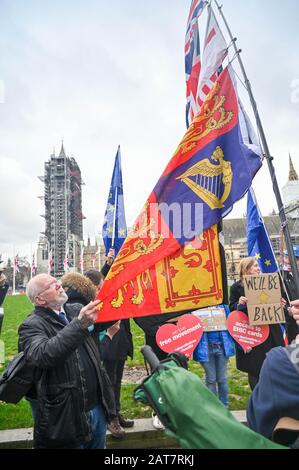 Londra UK 31st gennaio 2020 - sostenitori pro Brexit e sostenitori anti Brexit si mescolano insieme in Parliament Square Londra mentre la Gran Bretagna si prepara a lasciare l'UE a 11pm più tardi questa sera 47 anni dopo l'adesione: Credit Simon Dack / Alamy Live News Foto Stock