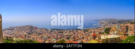 Vista panoramica della città di Napoli: Skyline e Golfo di Napoli, Campania, Italia. Foto Stock