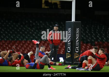 Cardiff, Regno Unito. 31st Gen 2020. Wayne Pivac, la squadra di rugby del Galles, leccerà le labbra mentre guarda i suoi giocatori al caldo.i capitani di rugby del Galles corrono al Principato di Cardiff, Galles del Sud Venerdì 31st Gennaio 2020 il team si prepara per la loro apertura Guinness Sei nazioni incontro di campionato contro l'Italia domani. PIC by Andrew Orchard/Alamy Live News Foto Stock