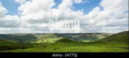 Vista da MamTor verso Kinder Scout nel Peak District nel Derbyshire, Inghilterra Foto Stock