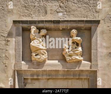 Sculture alla facciata della Chiesa di San Michele, 1589, chiesa barocca in Piazza Ginnasio, centro storico di Alghero, provincia di Sassari, Sardegna, Italia Foto Stock