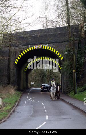 Cavalieri che passavano sotto i ponti dell'ex Great Central Railway, Woodford Halse, Northamptonshire, Inghilterra, Regno Unito Foto Stock