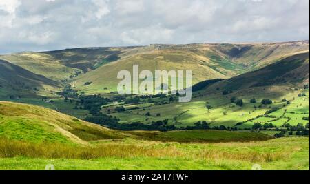 Vista da MamTor verso Kinder Scout nel Peak District nel Derbyshire, Inghilterra Foto Stock